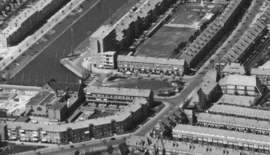 Luchtfoto van Linnaeusplein rond 1950
