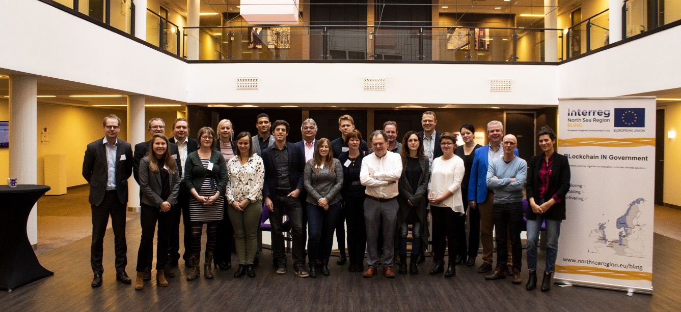 Groepsfoto van mensen die samenwerken aan Bling