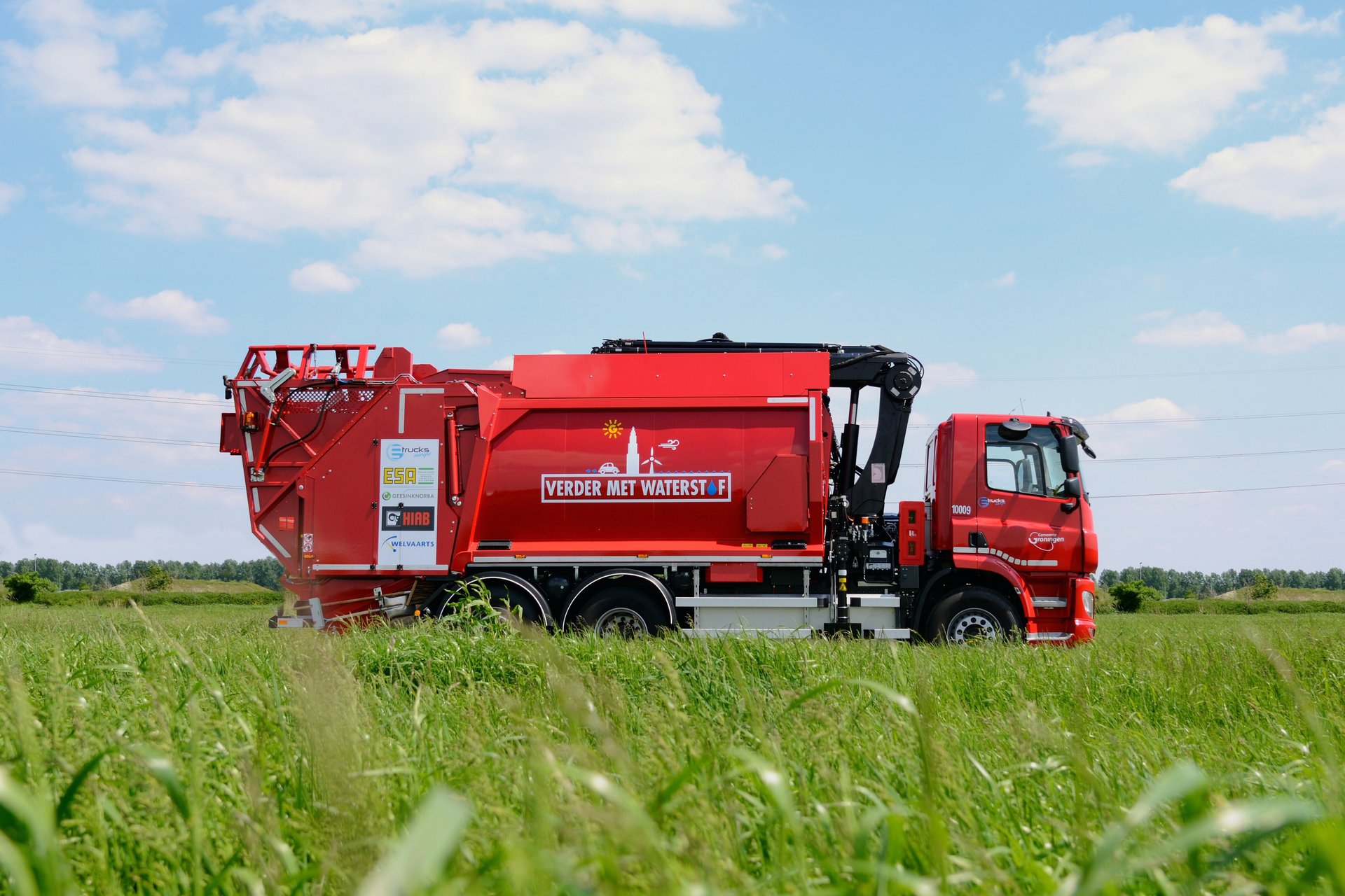 Afbeelding van een vuilniswagen die rijdt op waterstof