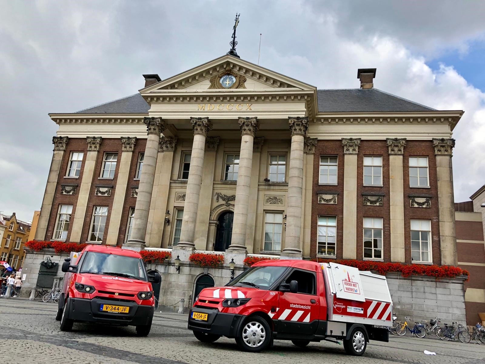 Waterstofauto's van de gemeente voor het Stadhuis in Groningen