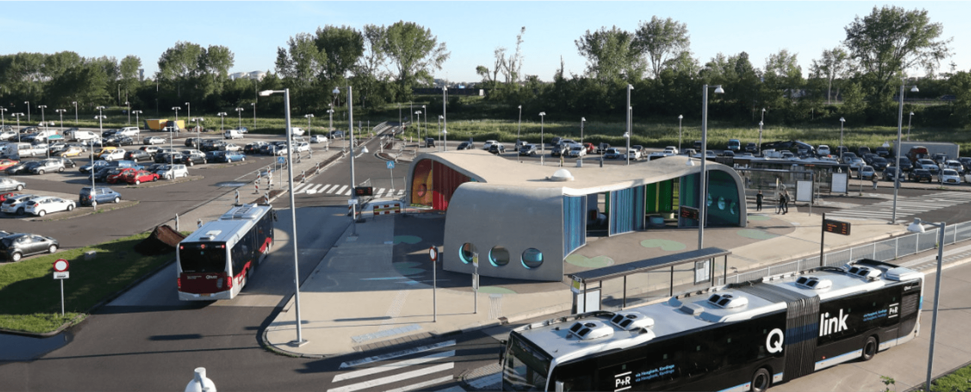 Afbeelding van de P+R Hoogkerk met rijdende bussen