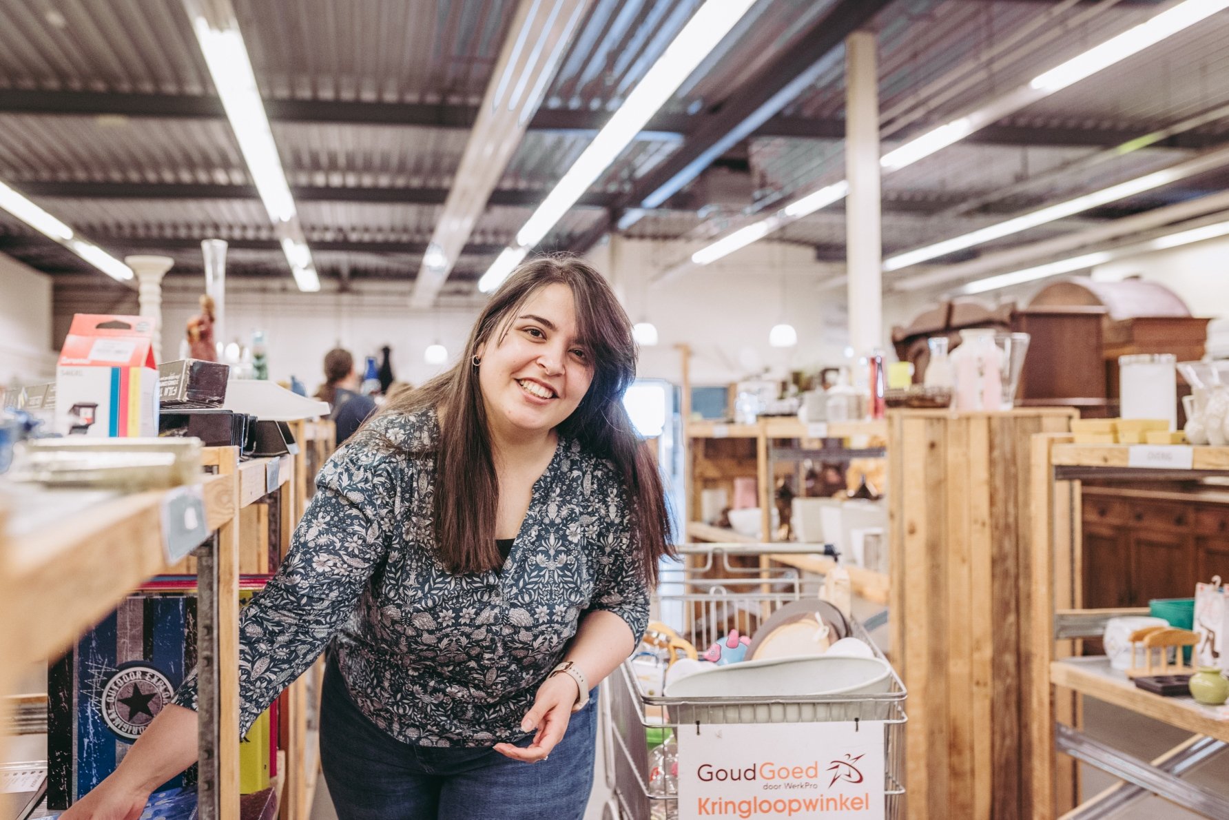 Aan het werk in een winkel met tweedehands spullen