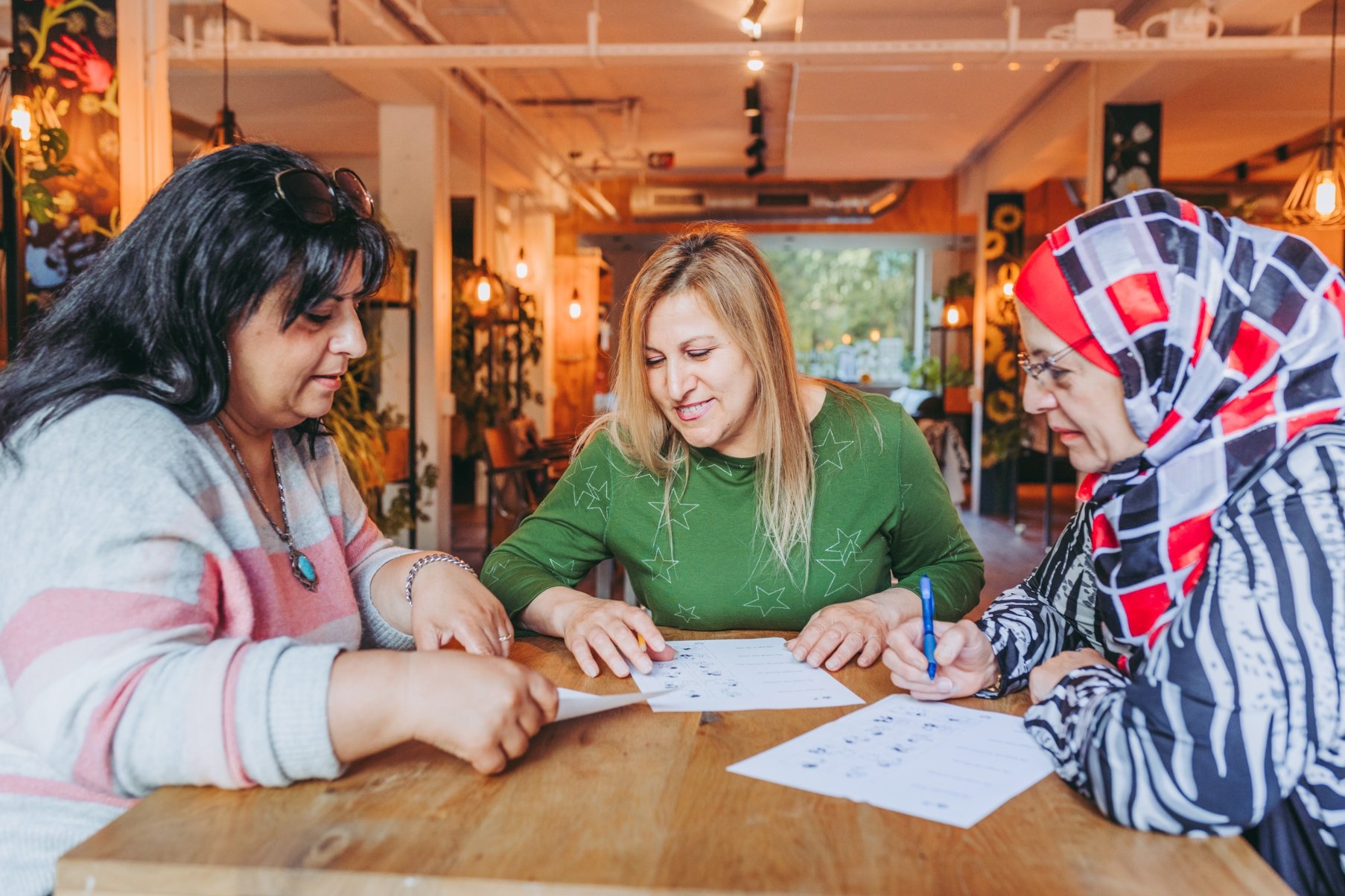 Foto van drie vrouwen die samen leren (inburgeren)