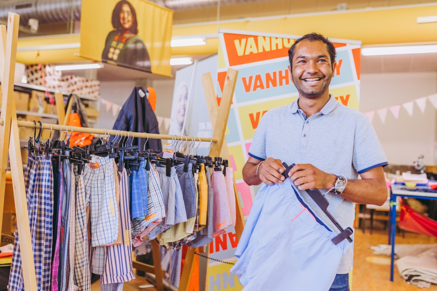 Inburgeren aan het werk met kleiding in een winkel