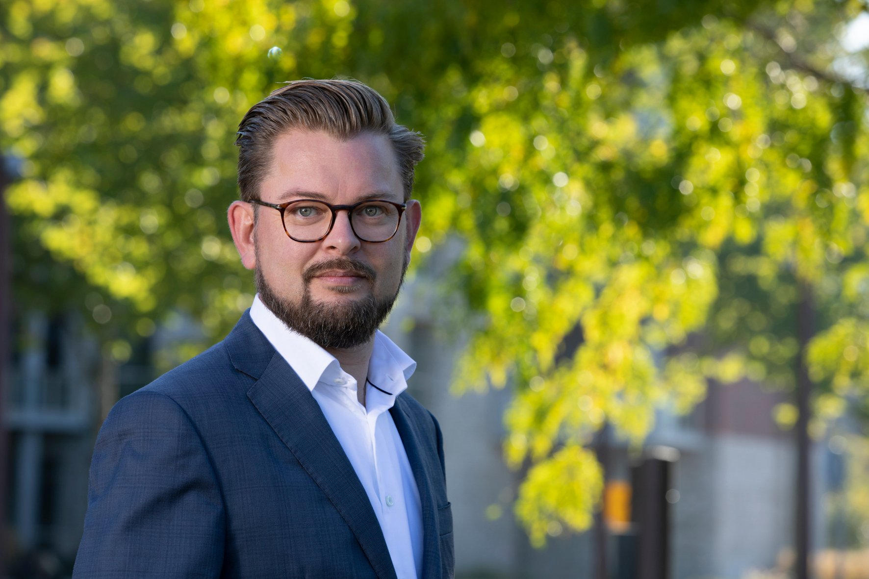 Wethouder Eelco Eikenaar in de stad bij een boom