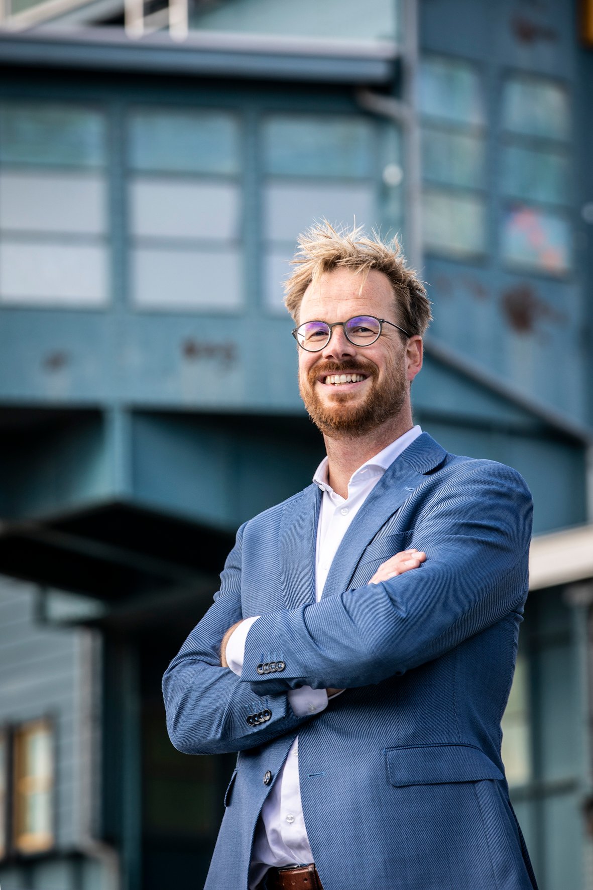 Afbeelding wethouder Rik van Niejenhuis lachend voor een gebouw