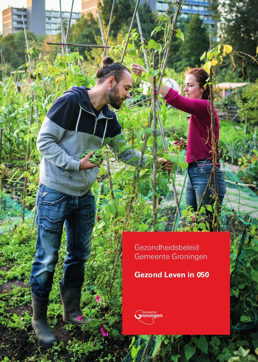 Twee personen werken in de tuin.