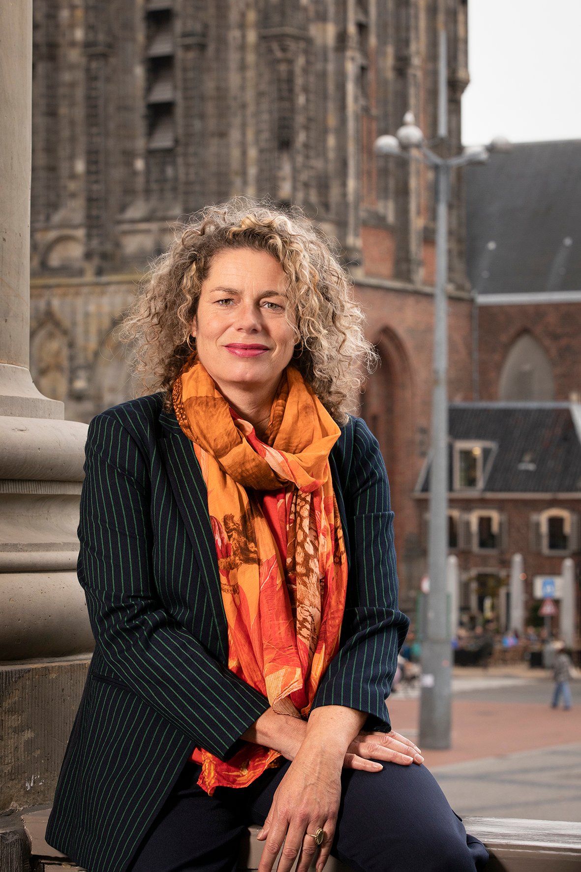 Afbeelding Wethouder Kirsten de Wrede voor het Stadhuis