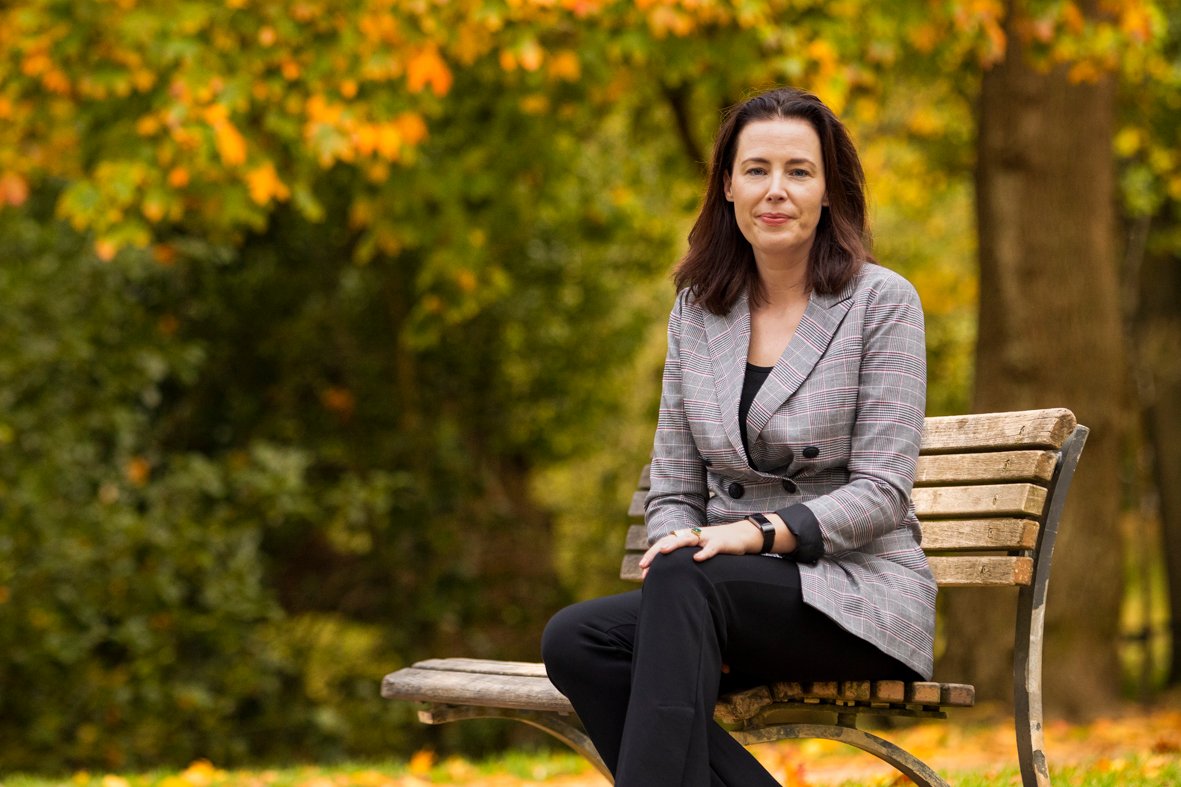 Afbeelding Wethouder Mirjam Wijnja in het Stadspark in de herfst