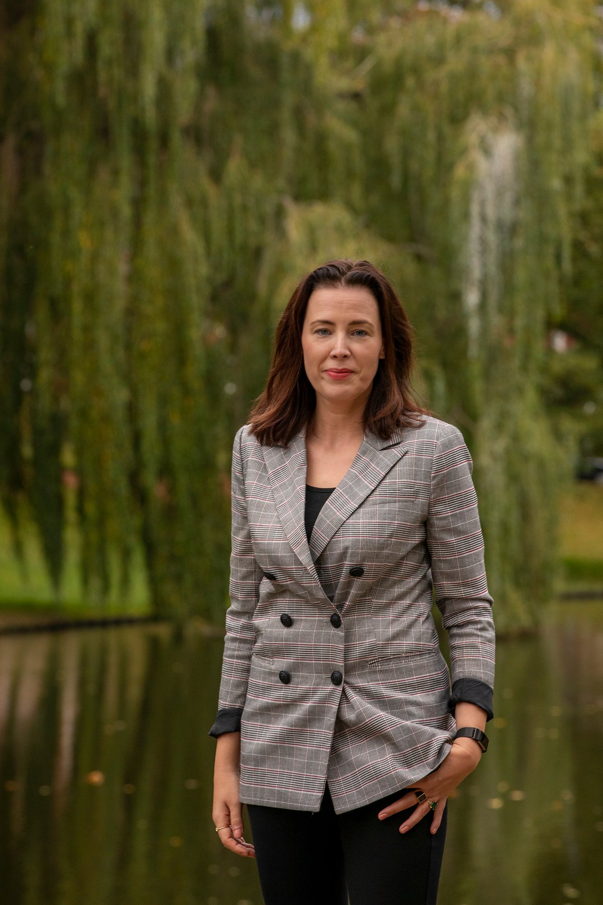 Afbeelding Wethouder Mirjam Wijnja in het Stadspark voor een vijver