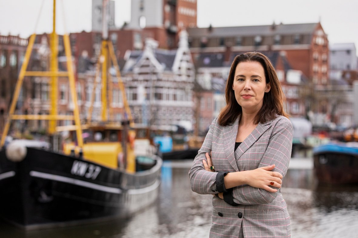 Afbeelding Wethouder Mirjam Wijnja in de haven met (woon)boten