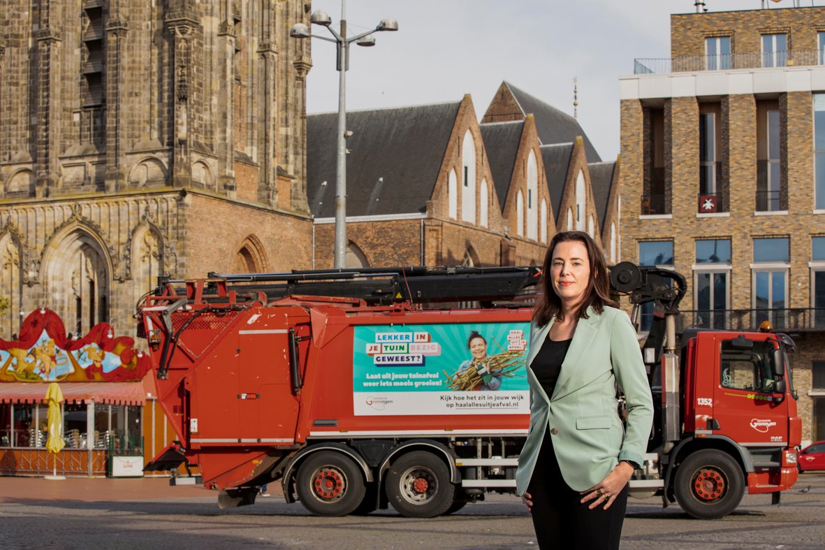 Afbeelding Wethouder Mirjam Wijnja op de Grote Markt (met vuilnisauto van de gemeente)