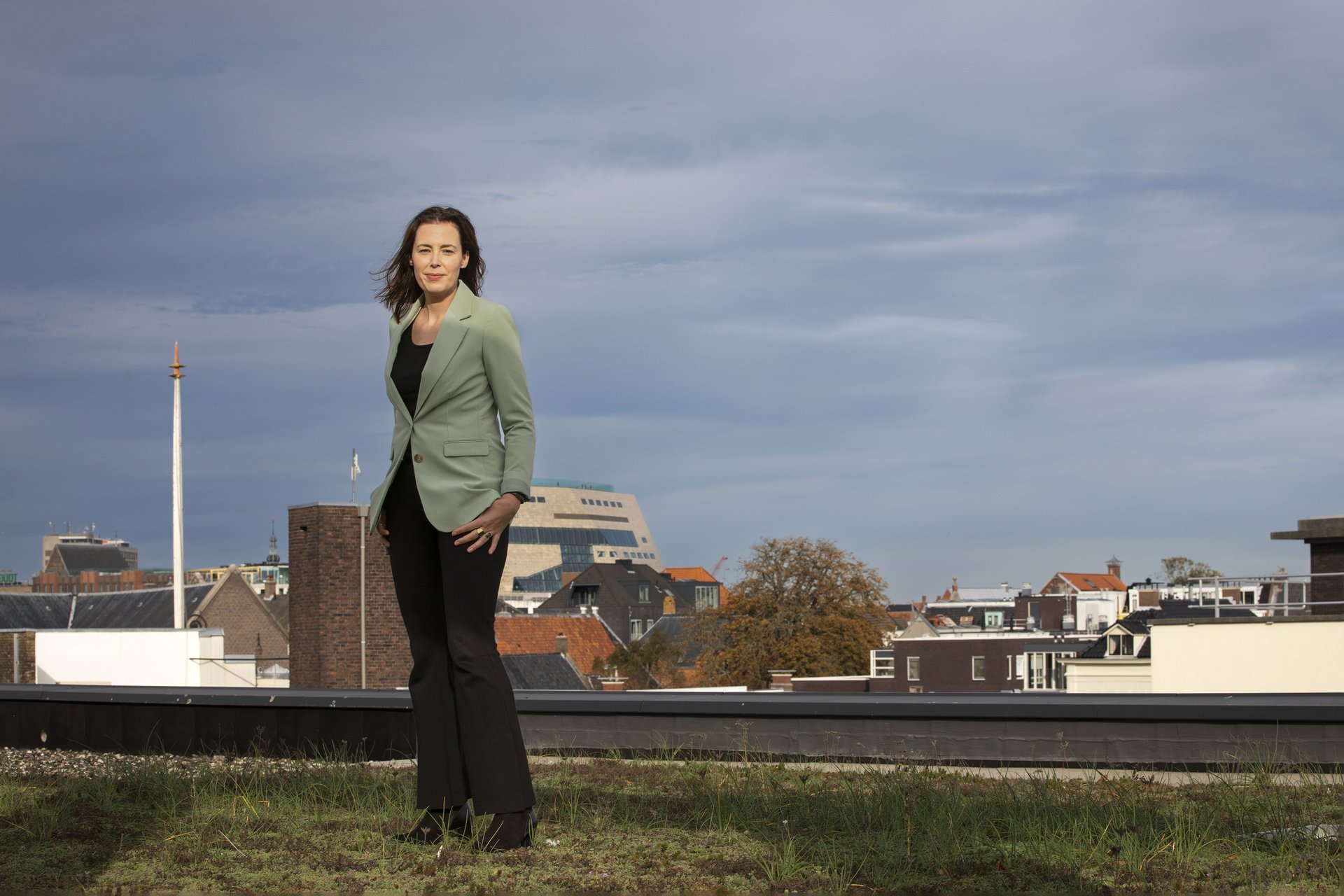 Afbeelding Wethouder Mirjam Wijnja boven op een dak met uitzicht op het Forum