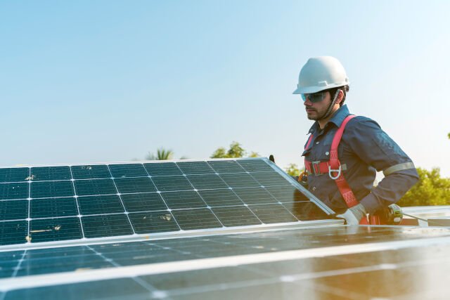 Iemand die zonnepanelen plaatst