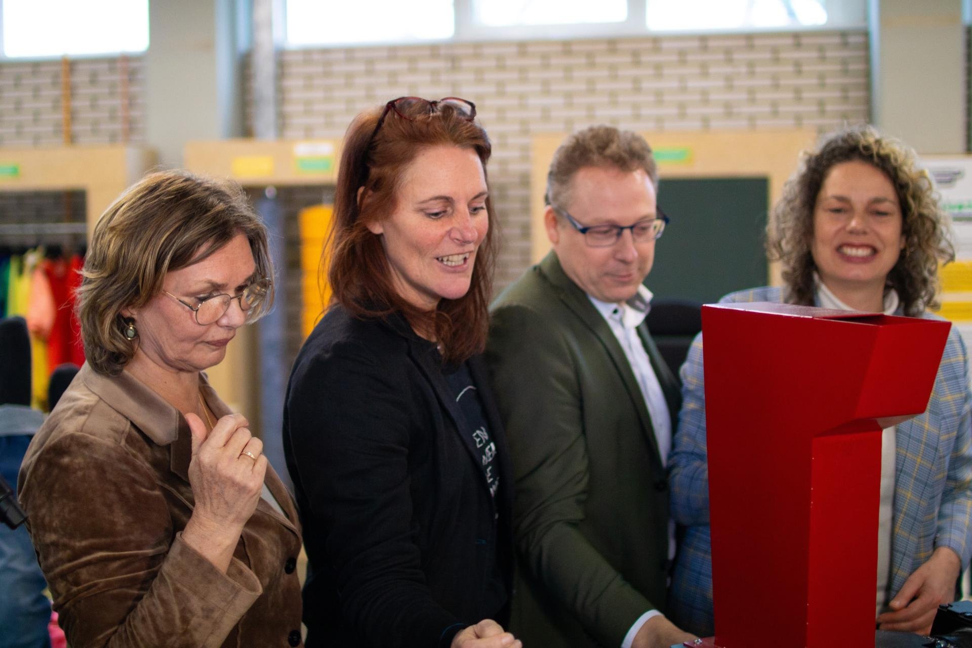 Vanaf links: Dorothea van der Meulen, Eileen Blackmore, Sander Kalsbeek en Kirsten de Wrede bij de opening van de Textielhub in Groningen. 