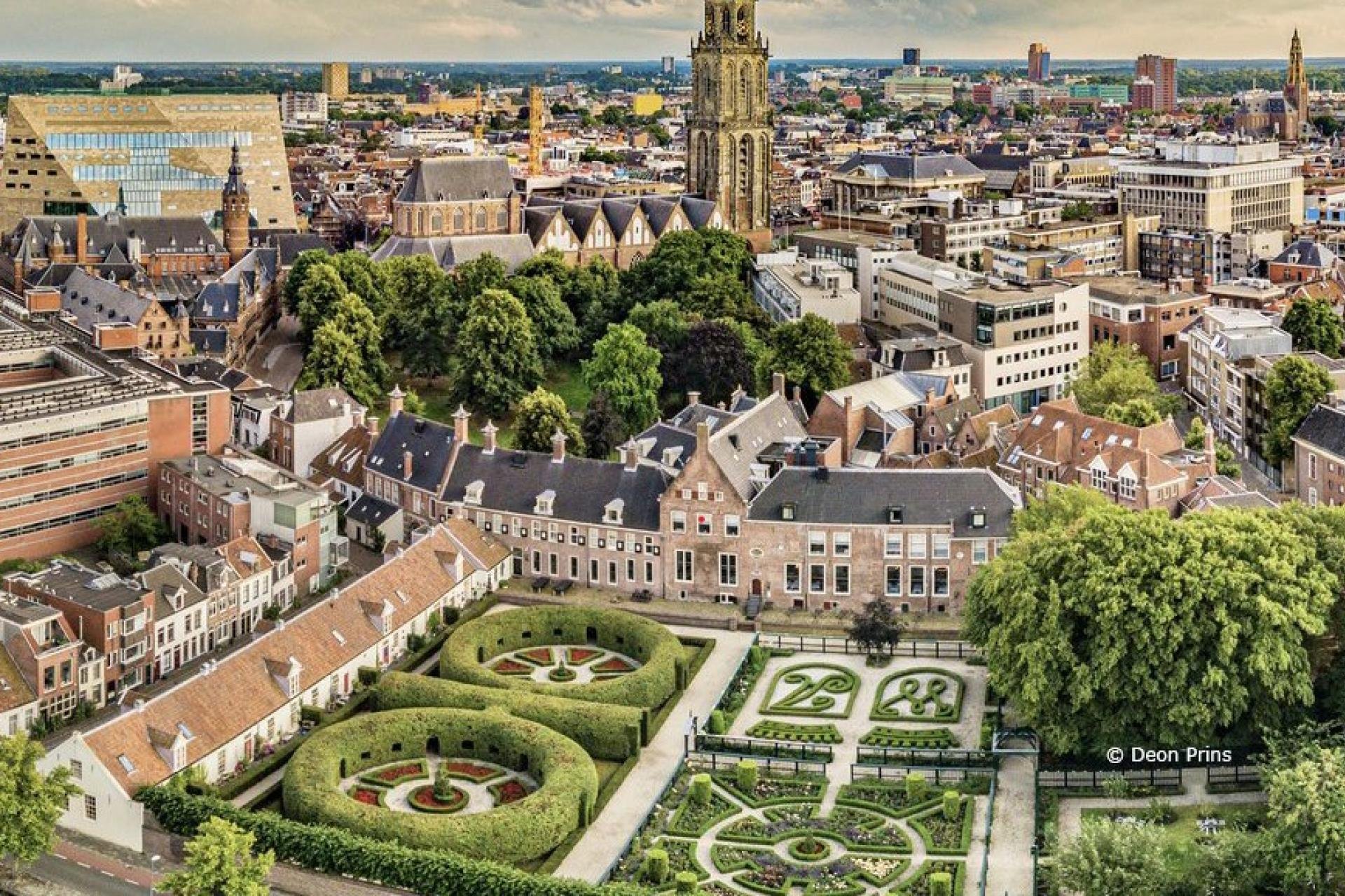 Luchtfoto van de binnenstad van Groningen.