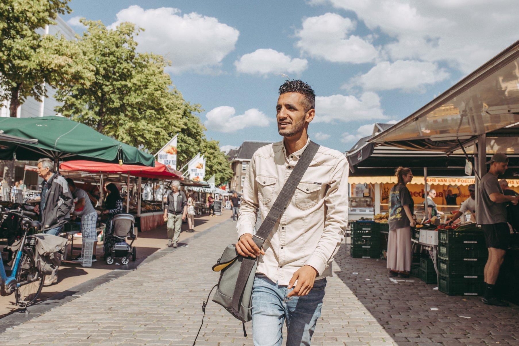 Man lopend op de markt in Groningen