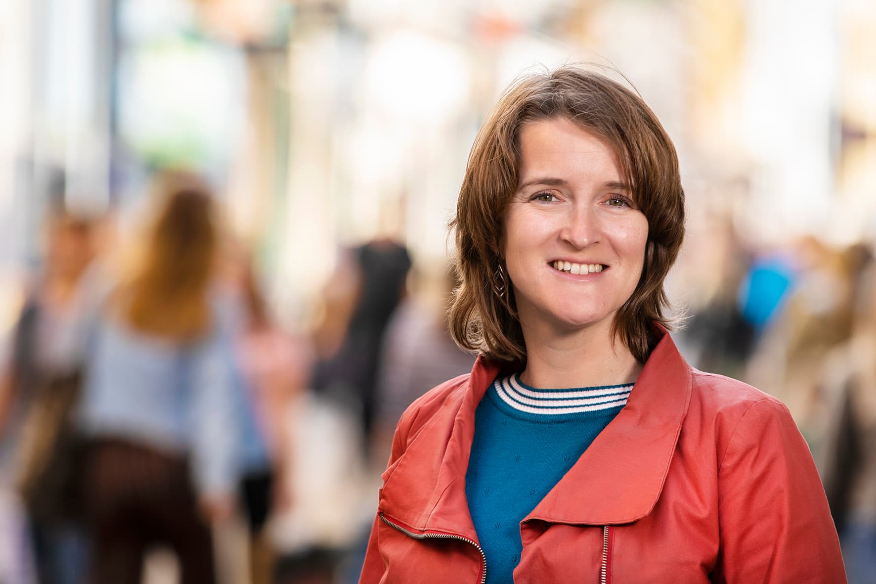 Portretfoto Wethouder Carine Bloemhoff (op school)
