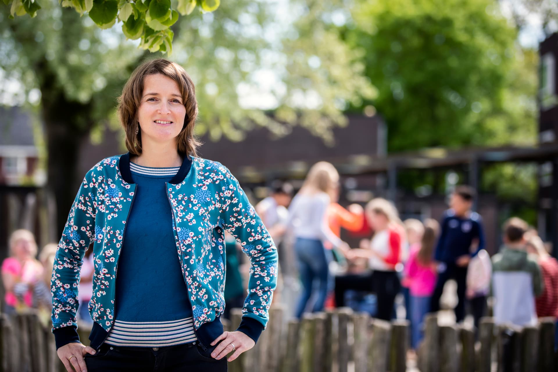Portretfoto Wethouder Carine Bloemhoff (op school in de zomer)