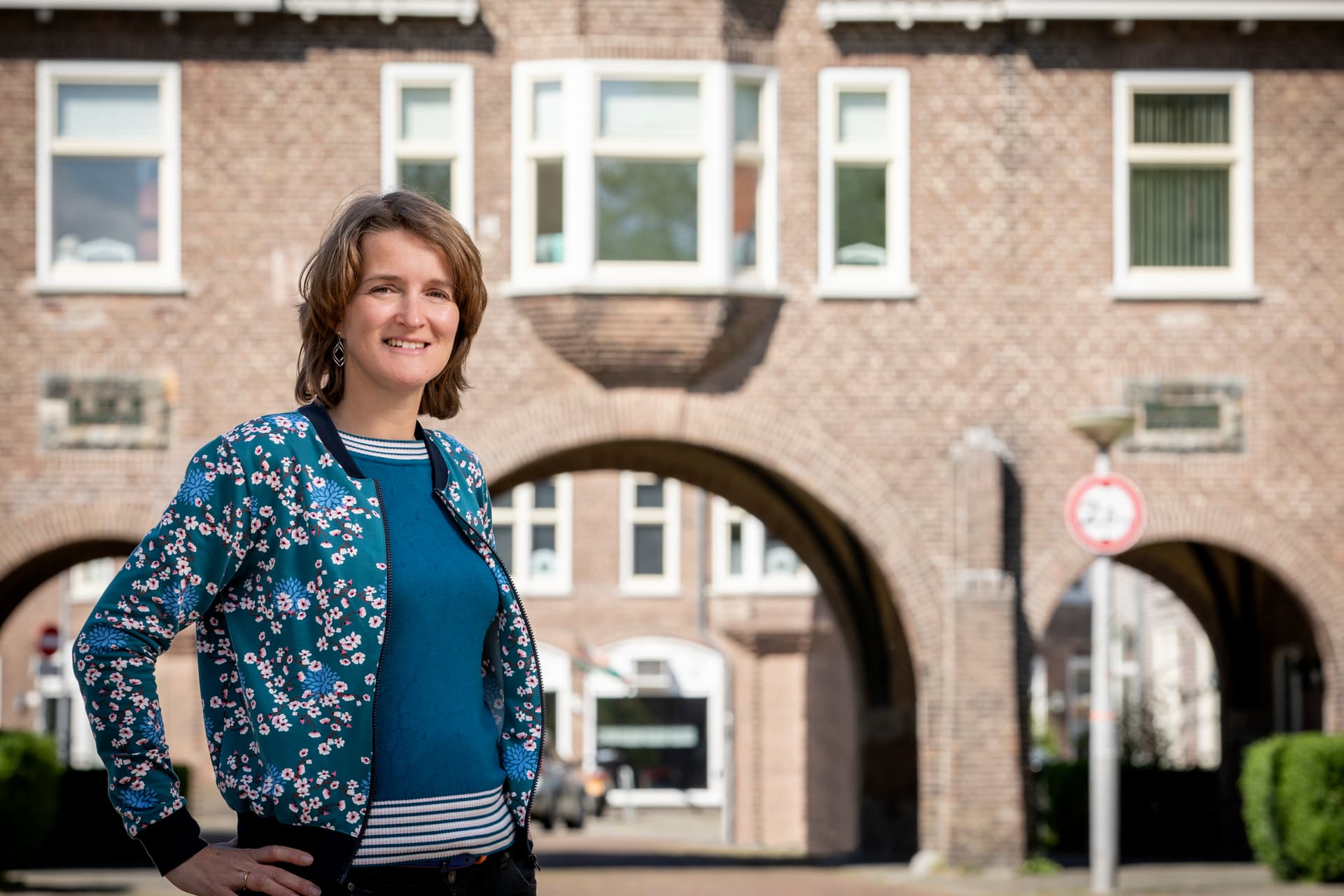 Portretfoto Wethouder Carine Bloemhoff (in de wijk)
