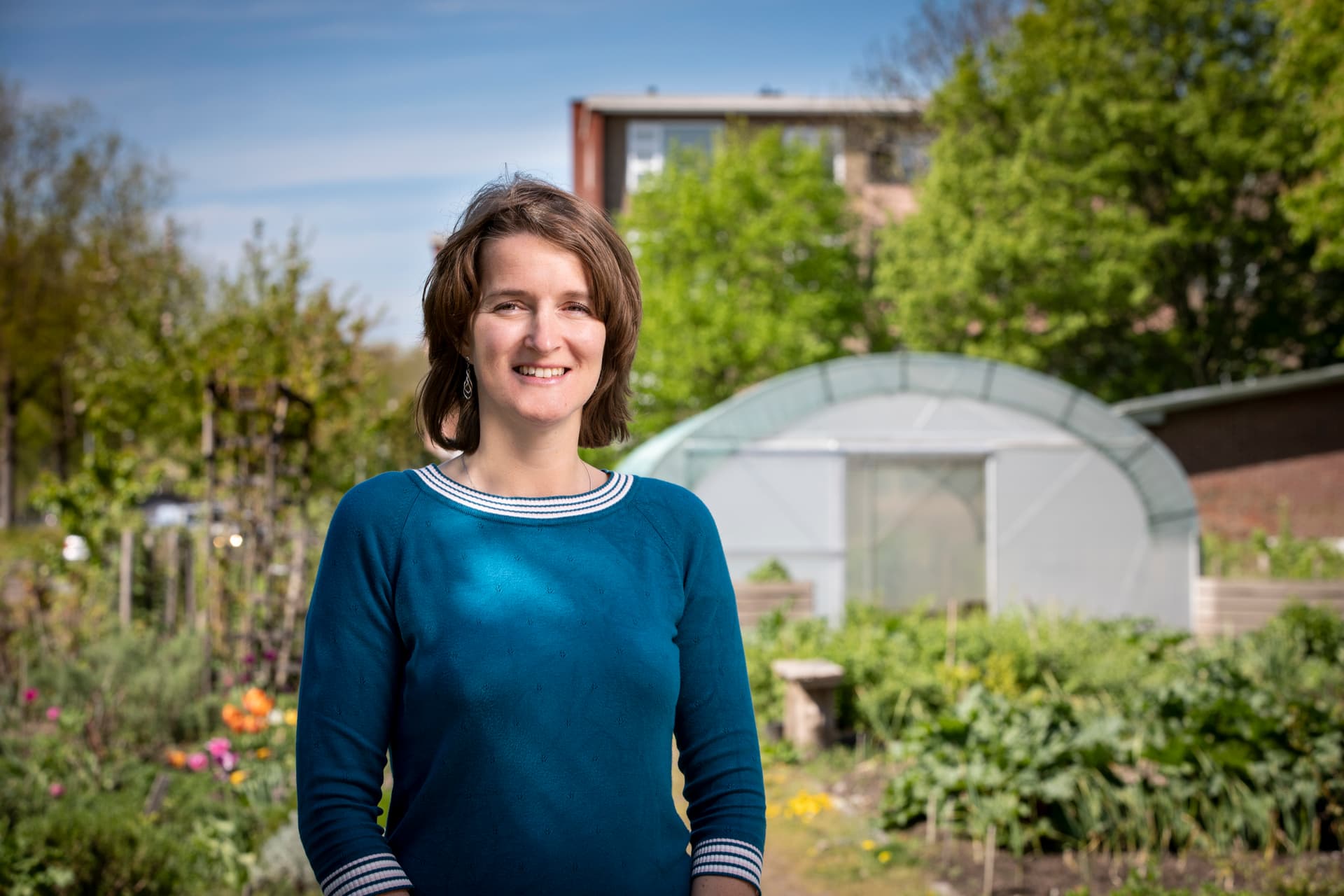 Portretfoto Wethouder Carine Bloemhoff (in een moestuin)