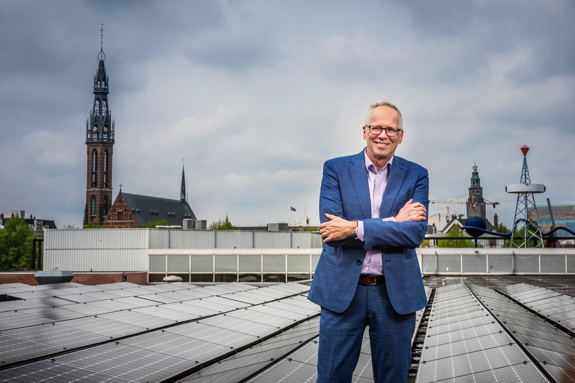 Wethouder Philip Broeksma met uitzicht op de kerken in het centrum van Groningen
