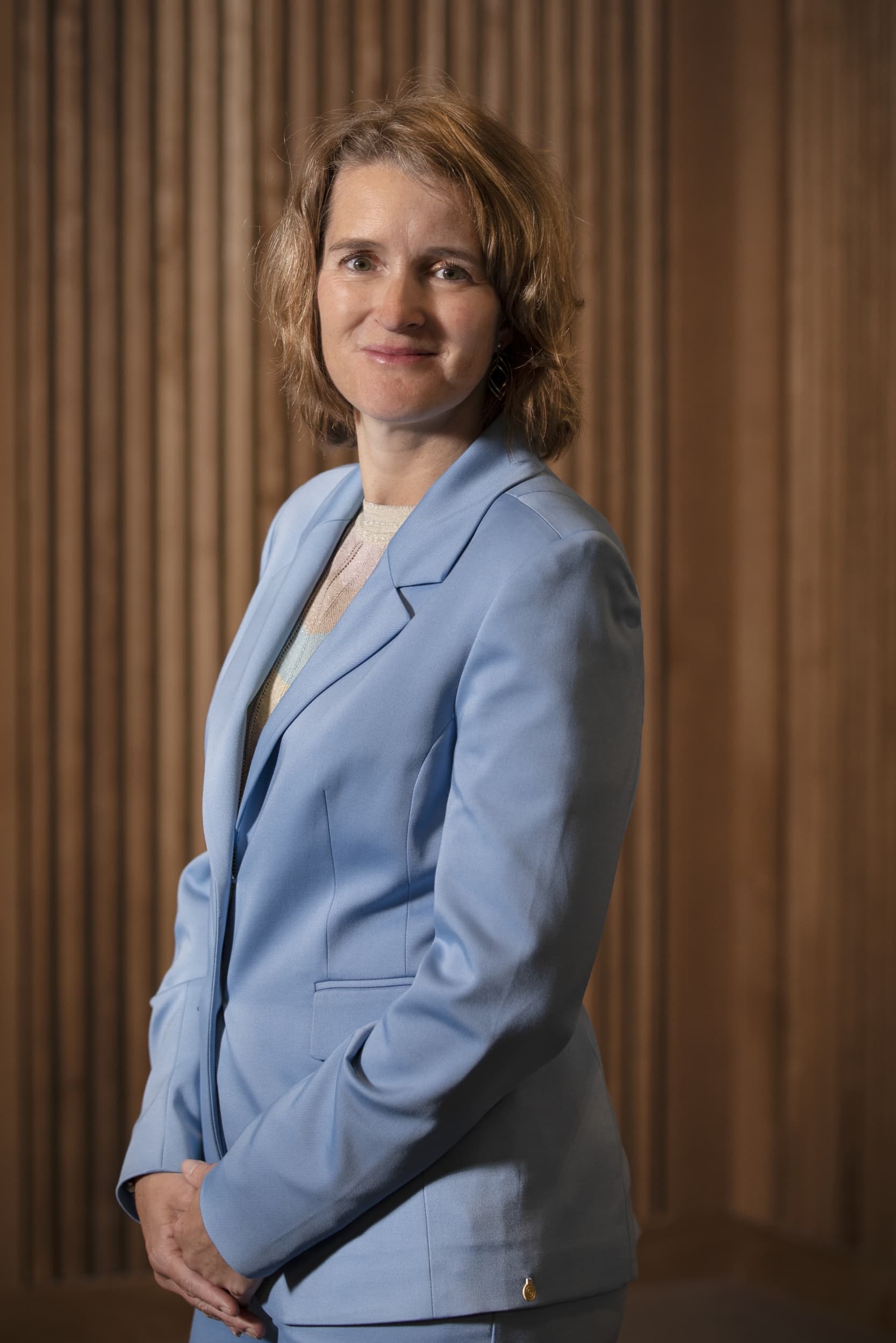 Portretfoto wethouder Carine Bloemhof (handen over elkaar)