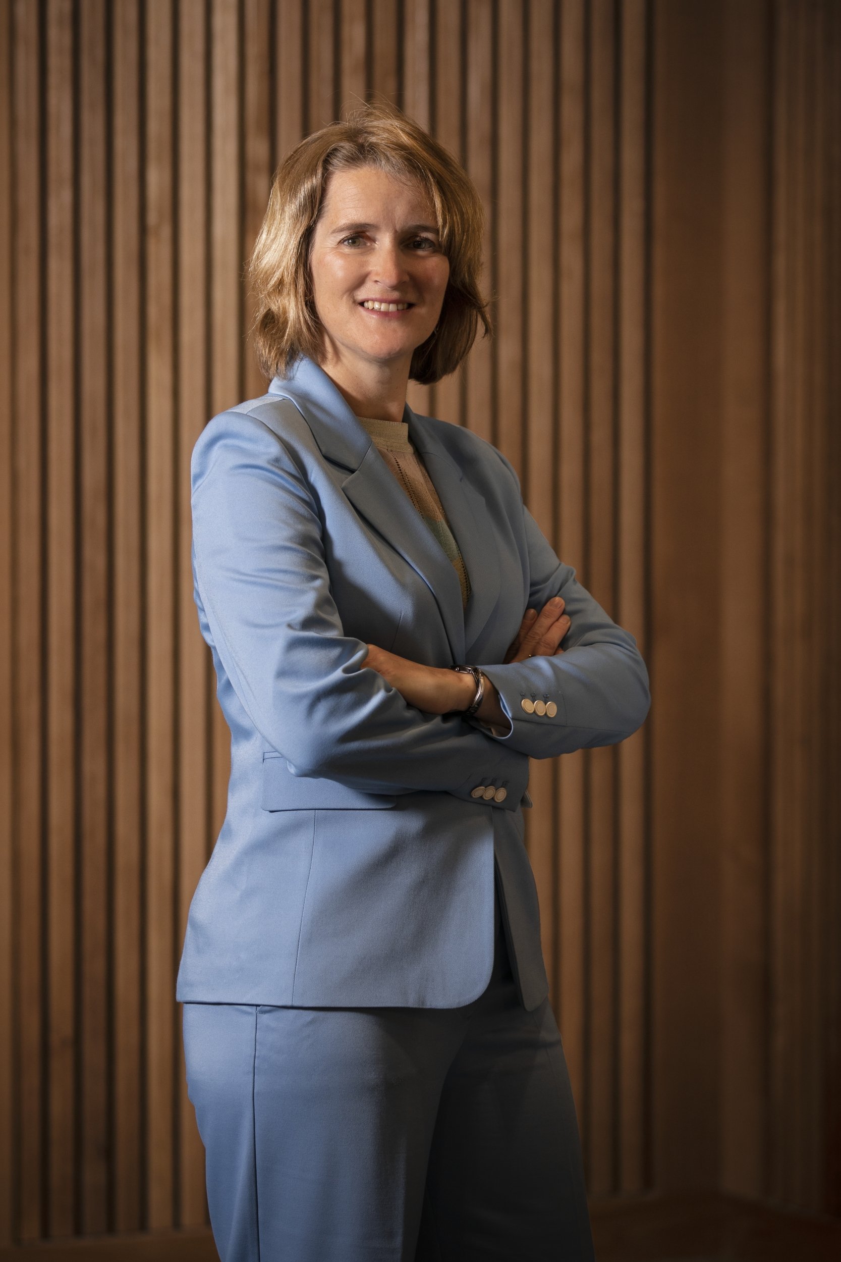 Portretfoto wethouder Carine Bloemhof (staand)