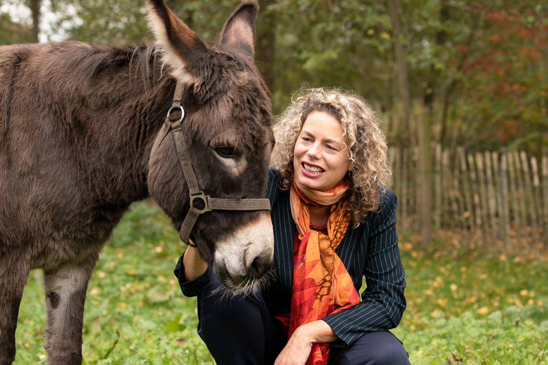 Afbeelding Wethouder Kirsten de Wrede met een ezel