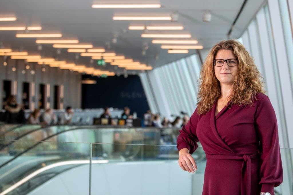 Wethouder Manouska Molema bij de roltrap in het Forum