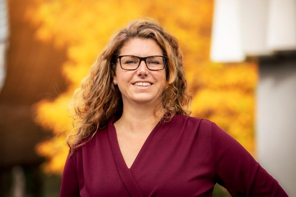 Portretfoto Wethouder Manouska Molema met oranje achtergrond