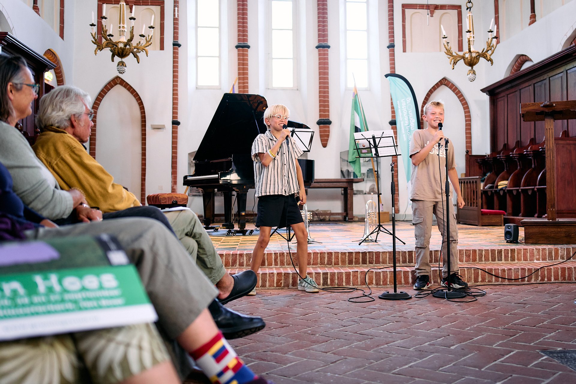 De jonge rappers Siem en Colin maakten speciaal voor Van Hoes een nieuw nummer. Foto: Marijn Boeré.