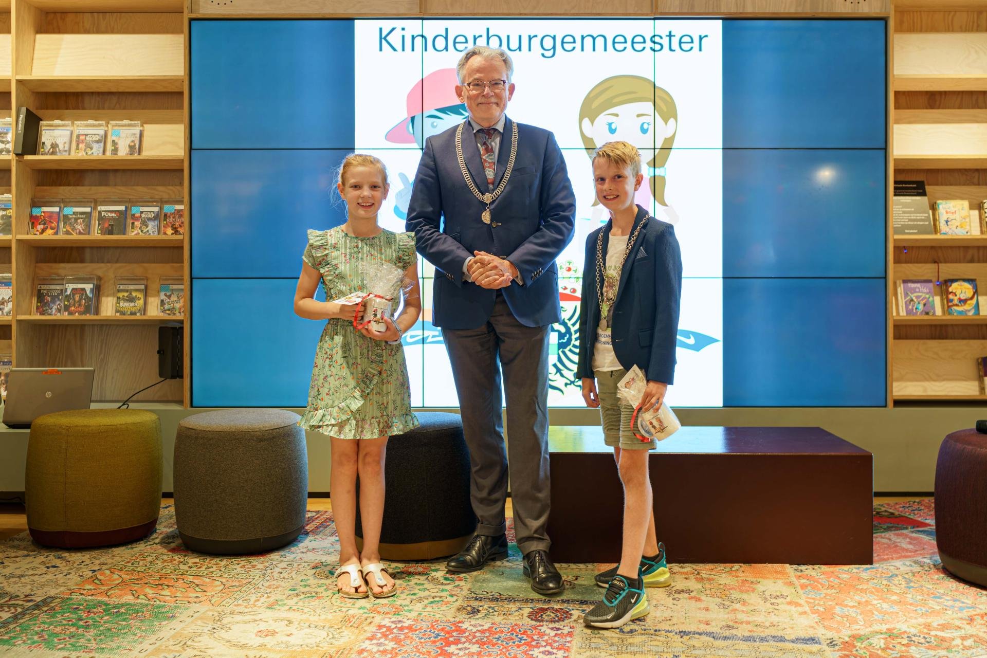 Vanaf links: loco-kinderburgemeester Ise, burgemeester Koen Schuiling en kinderburgemeester Jorn.