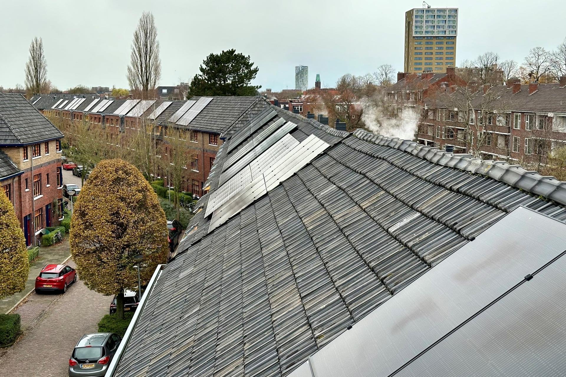 Zonnepanelen op daken van woningen in de Gerbrand Bakkerstraat in Groningen.