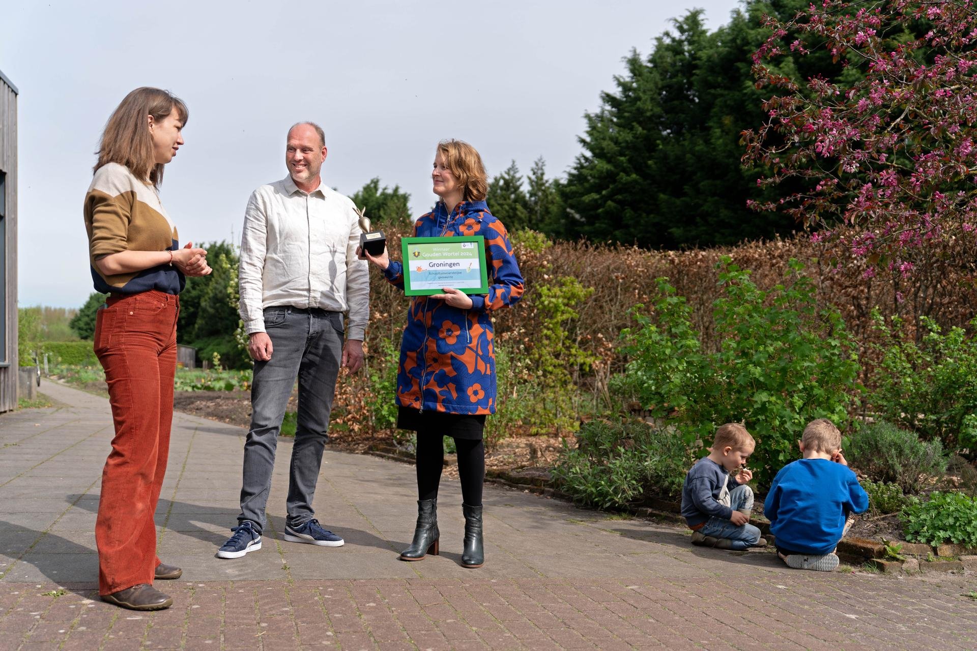 Wethouder Onderwijs Carine Bloemhoff neemt de Gouden Wortel in ontvangst.